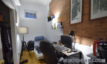Building Photo - 452 Park Dr