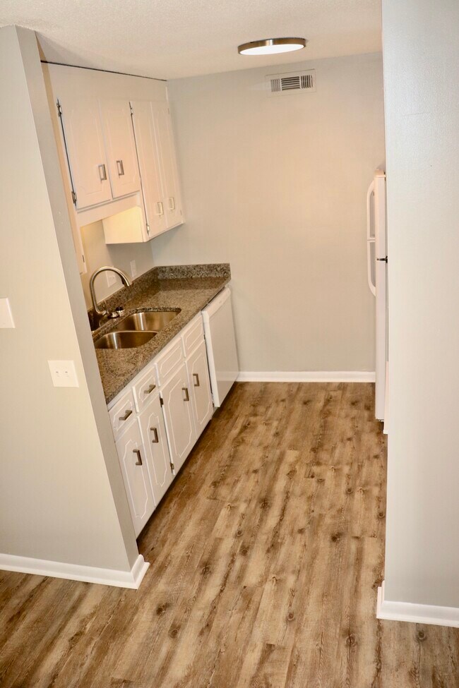 Building Photo - 300 Apache Dr