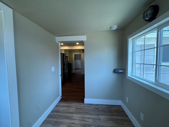 Building Photo - Very Nice 2 bedroom Point Defiance Cottage!