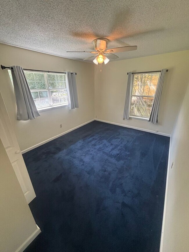 Building Photo - Single Family House in great location 3 Be...