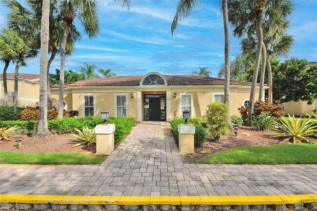 Building Photo - 833 Riverside Dr