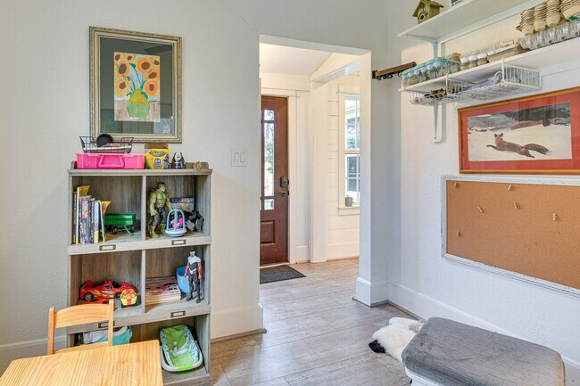 Building Photo - 5313 Palm Dr