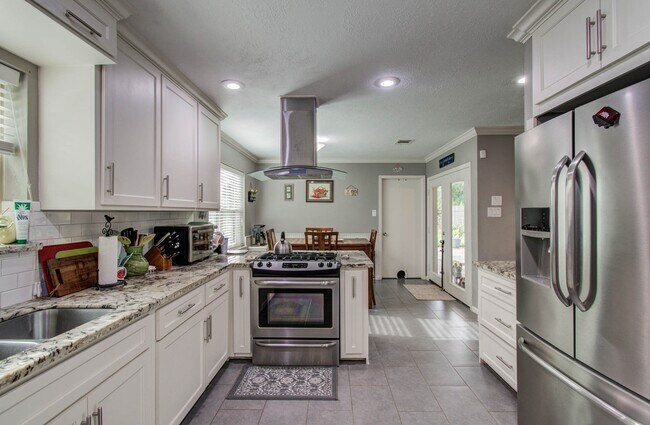 Building Photo - 9818 Emnora Ln