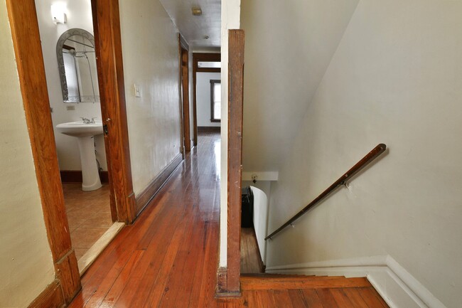 Building Photo - Large 4 Bedroom North Campus Townhouse - 1...