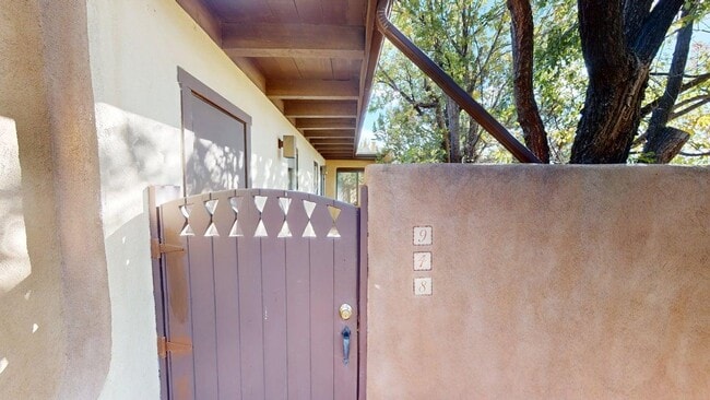 Building Photo - 948 Los Lovatos Rd