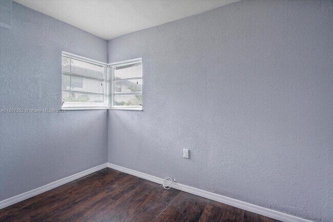 Building Photo - 1060 NE 166th St