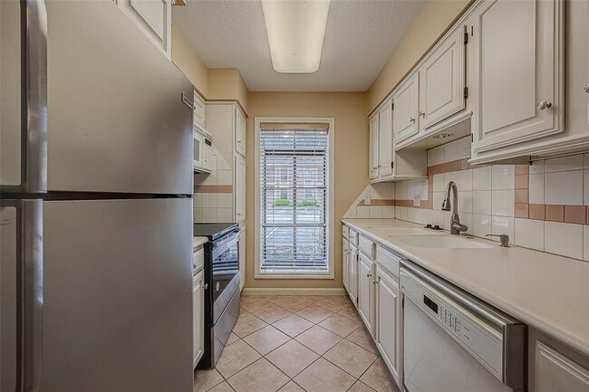 Building Photo - 1311 Antoine Dr