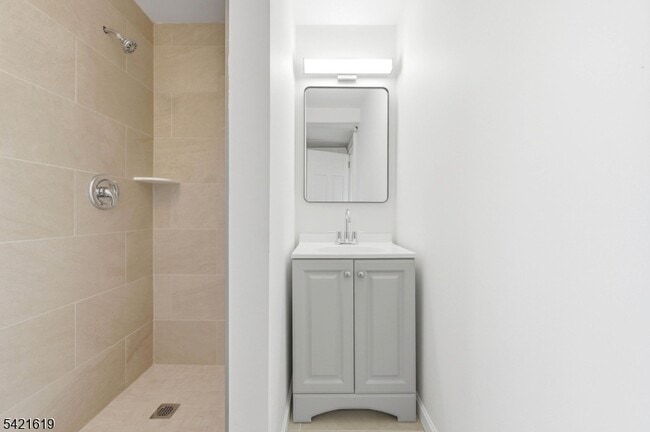 Building Photo - 104 Maple Ave