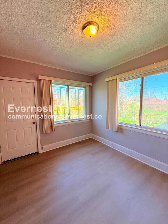 Building Photo - 2302 Hazelwood St