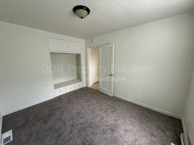 Building Photo - 301 Sierra Dr SE