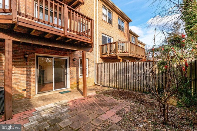 Building Photo - 5122 Cliffhaven Dr