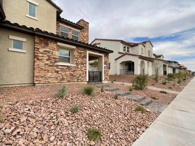 Building Photo - 3 BED 2.5 BATH 2 CAR GARAGE TOWNHOUSE WITH...