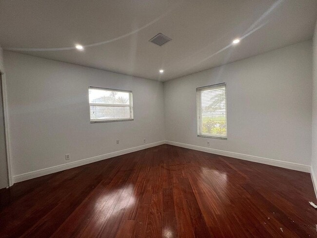 Building Photo - 1250 SW 15th Ave