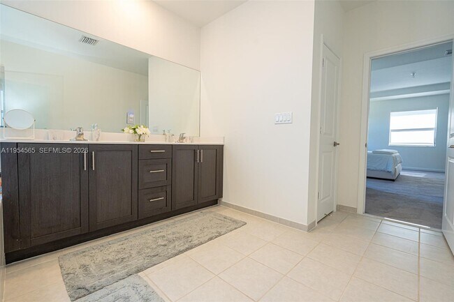 Building Photo - 139 NE 27th Terrace