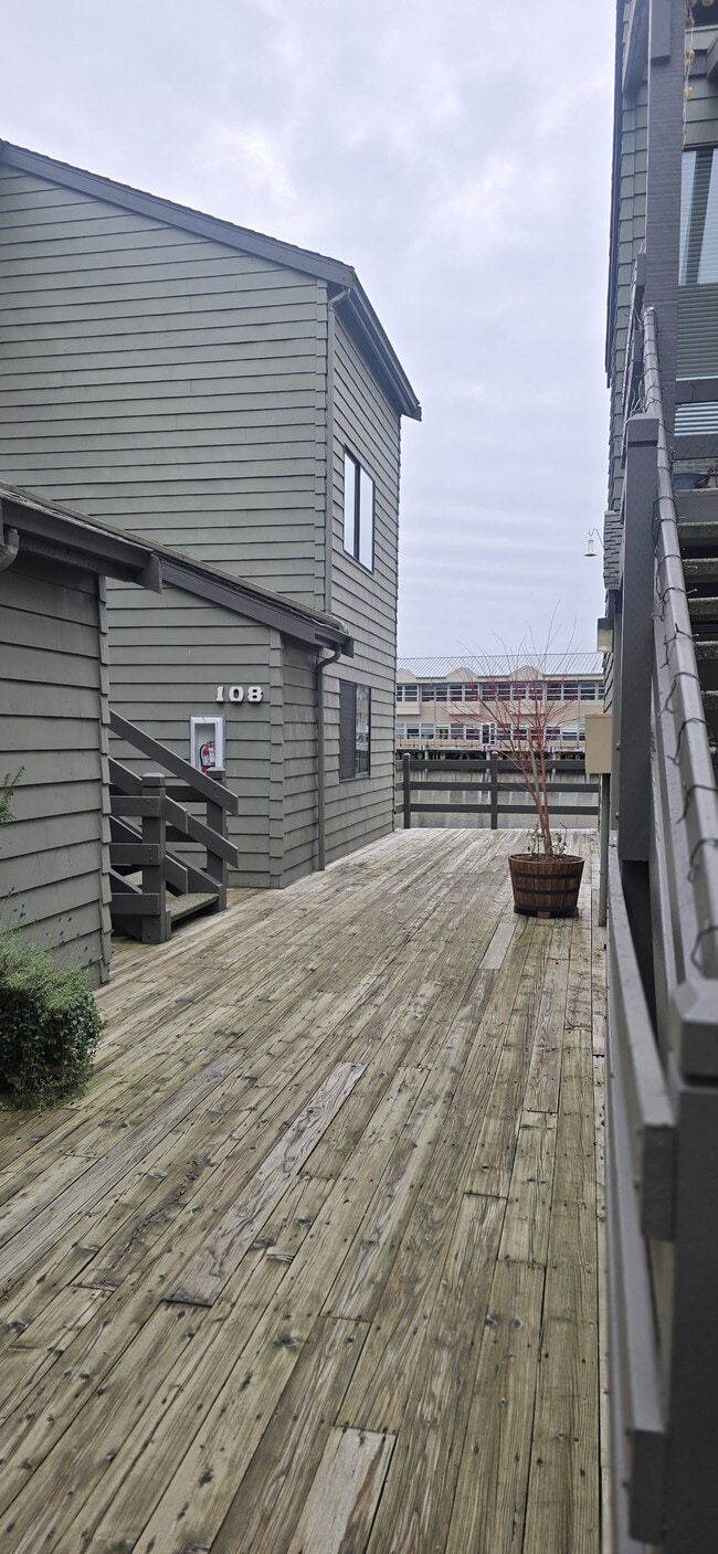 Building Photo - 7 Lake Bellevue Dr