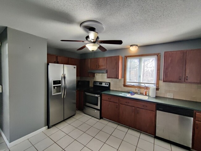 Building Photo - BEAUTIFUL Waterbury Cape w/ 4 Bedrooms, 2 ...