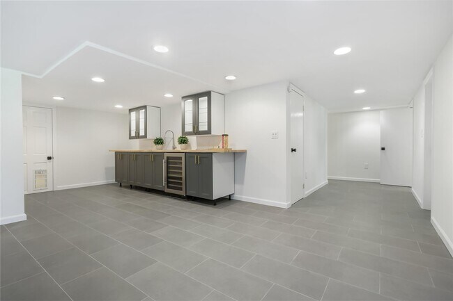 Building Photo - 5 Southbrook Rd