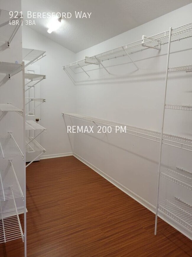 Building Photo - 921 Beresford Way