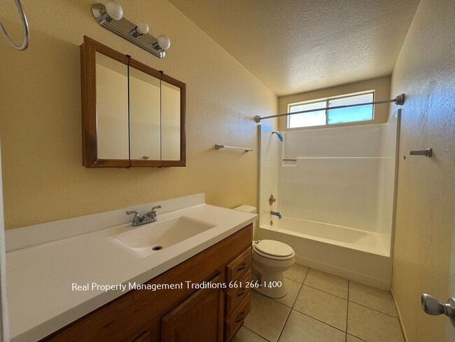 Building Photo - Cozy 3 Bed, 1 Bath