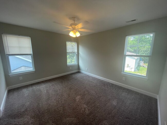 Building Photo - 3 Bed 2.5 Bath Single Family Home
