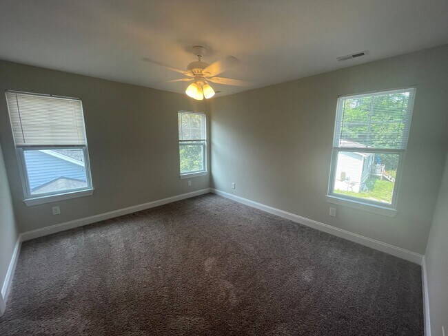 Building Photo - 3 bedroom 2.5 Bathroom House Welcomes Stud...