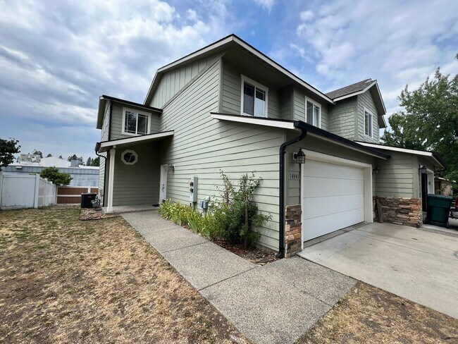 Primary Photo - 3 bed, 2.5 bath townhouse