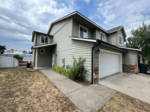 Building Photo - 3 bed, 2.5 bath townhouse