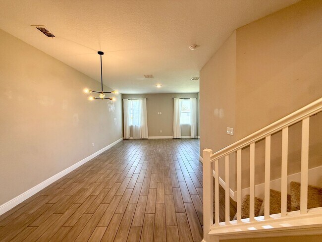 Building Photo - 5282 Neil Dr