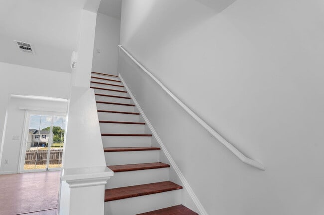 Building Photo - Spacious 4-Bedroom Home for Rent in Prime ...