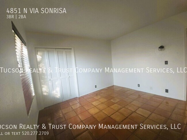 Building Photo - 4851 Vía Sonrisa