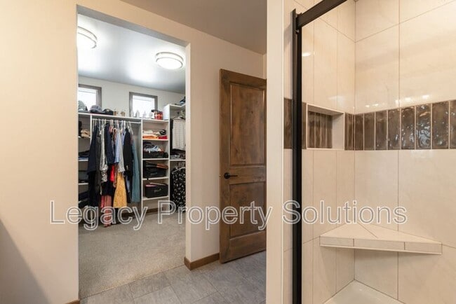 Building Photo - 527 Flint Dr