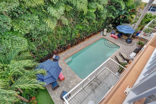 Building Photo - 624 NE 29th Dr