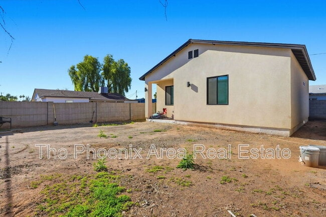 Building Photo - 2245 E Flower St