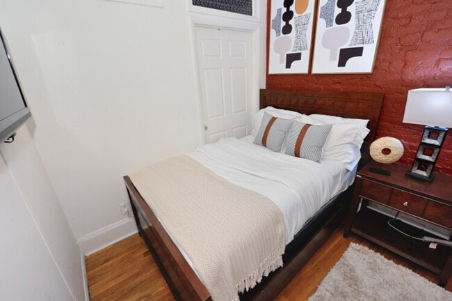 Building Photo - 440 W 45th St