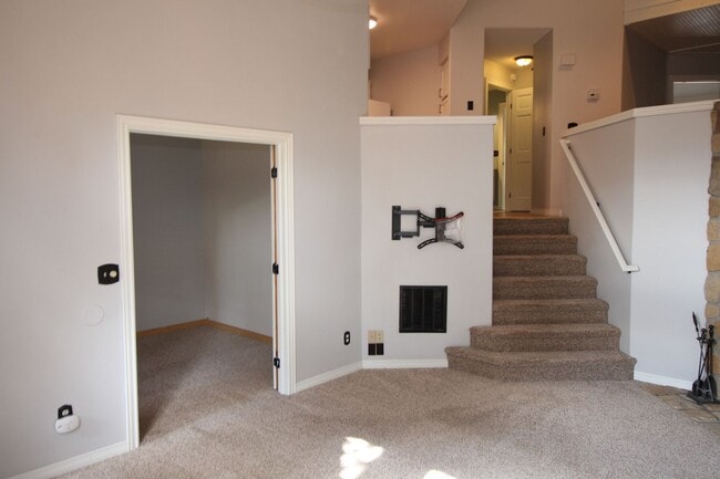 Building Photo - Adorable 2bdrm 1 bath townhome in Desirabl...