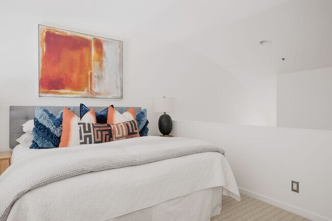 Building Photo - Stunning Two Bedroom Condo in Prime Neighborhood - Please Contact for Showing Availability!