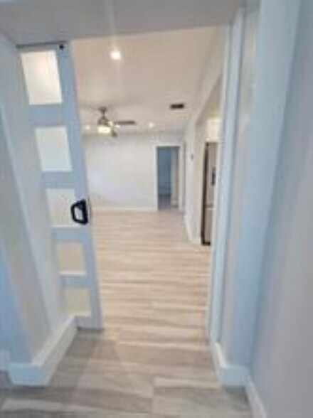 Building Photo - 250 NE 42nd Ct