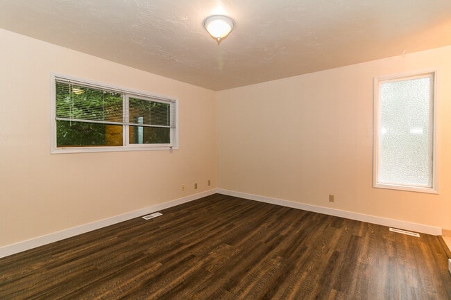 Building Photo - 3-Bedroom, 2-Bath Duplex - Amazing Views o...