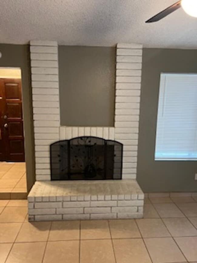 Building Photo - Southwest Bakersfield Home with Pool