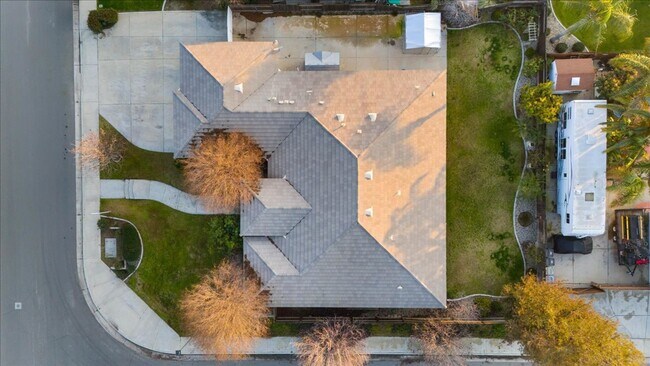 Building Photo - West Bakersfield Custom Home for Rent Available Now!