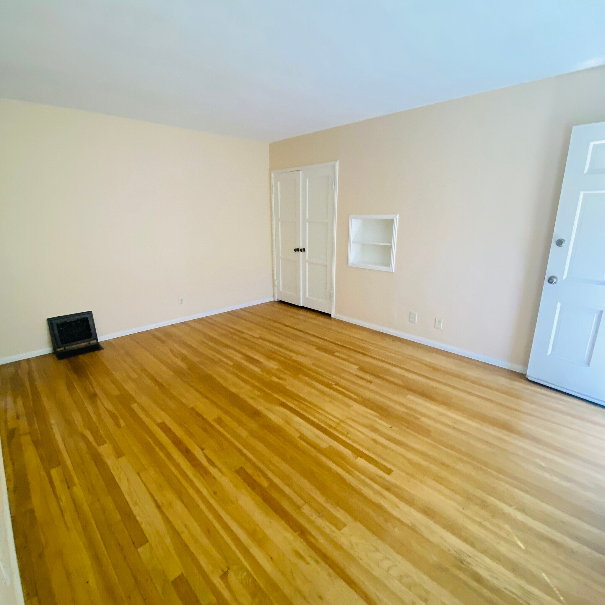 Living room with closet - 1309 N Screenland Dr