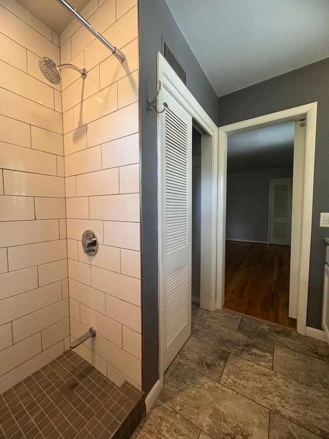 Building Photo - 4 Bedroom Jamestown Beauty!