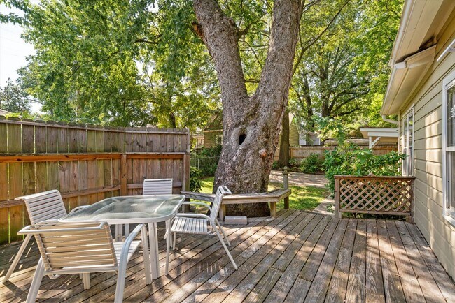 Building Photo - Recently updated and fully furnished Midto...