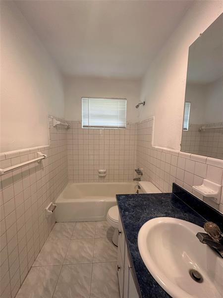 Building Photo - 400 SE 9th Ct