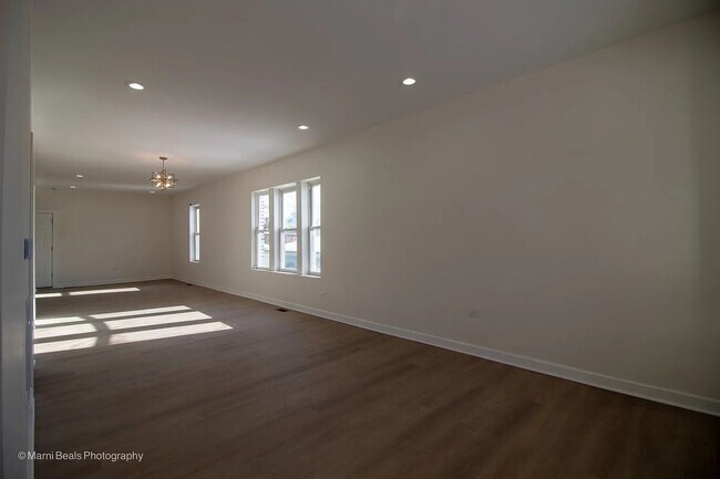 Building Photo - Newly Renovated 3 bedroom/3 bath home avai...