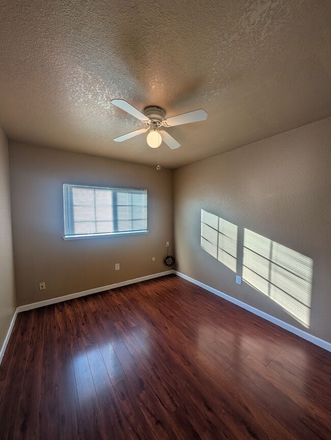 Building Photo - Great Charming 4 bedroom