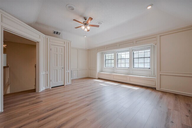 Building Photo - 2727 Raintree Dr