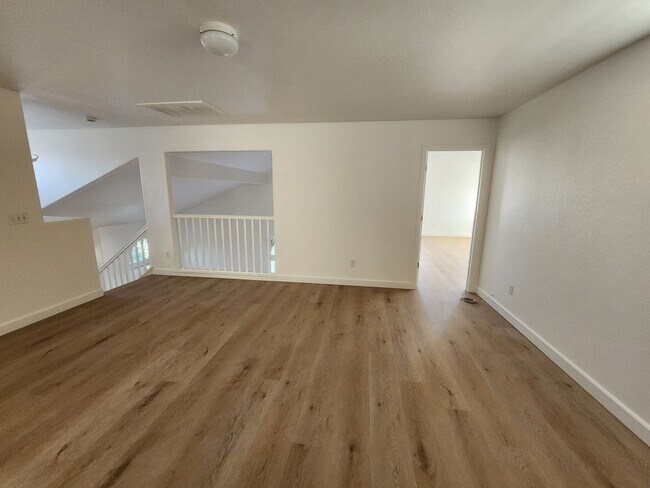 Building Photo - Beautiful 5 bed/4 bath home in Santa Nella!