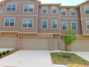 Building Photo - Charming 2-Bedroom Townhouse Retreat with 2.5 Baths in Fayetteville’s Rolling Woods - 1252 Sq Ft ...