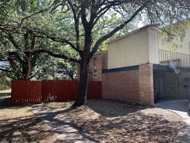 Primary Photo - 1012 Bois D'Arc St